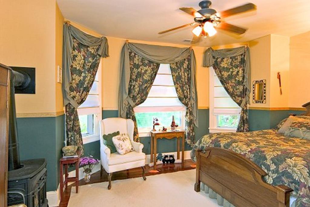 Inn At Norwood Sykesville Room photo